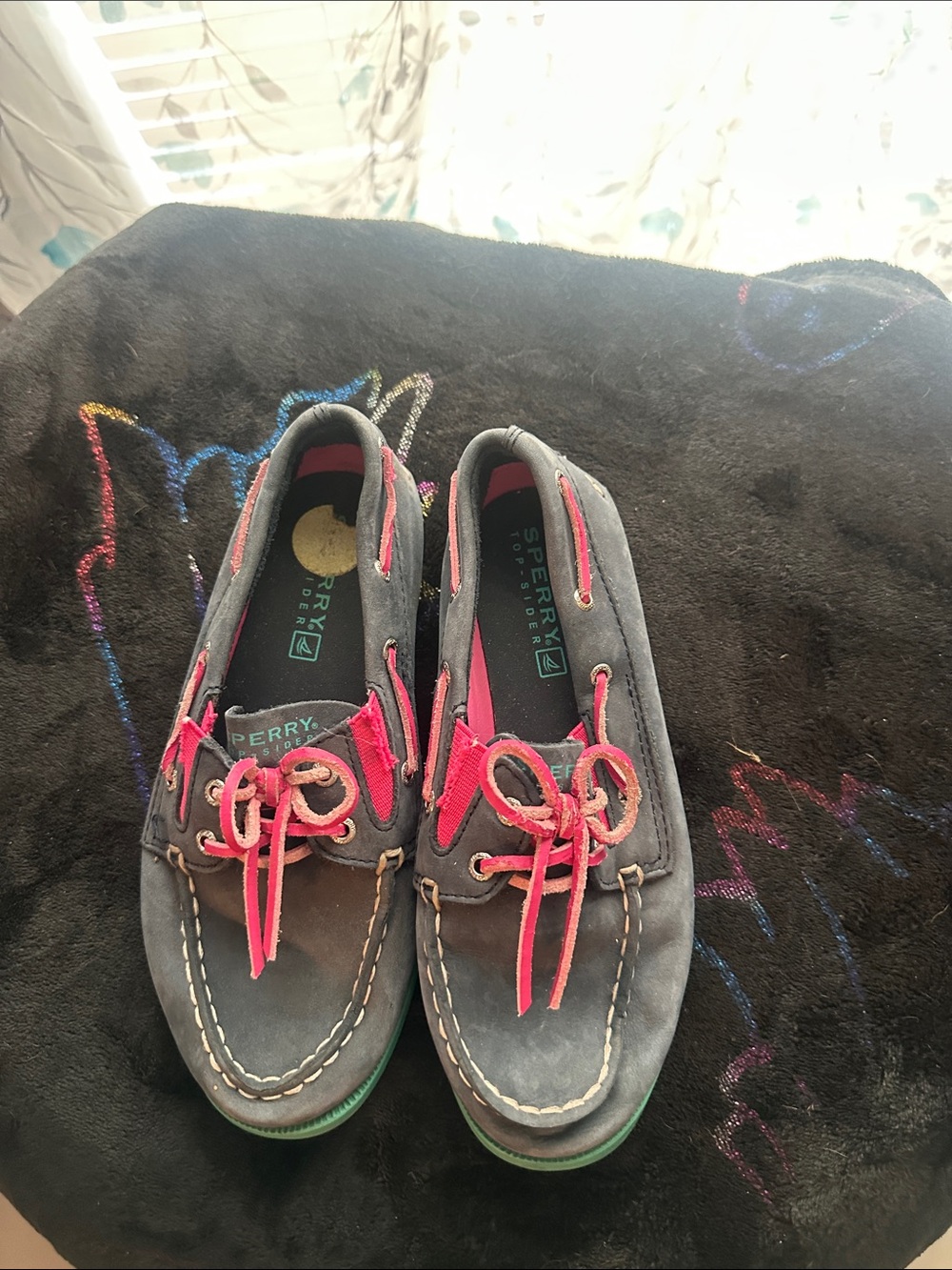 Kids boat-style shoes